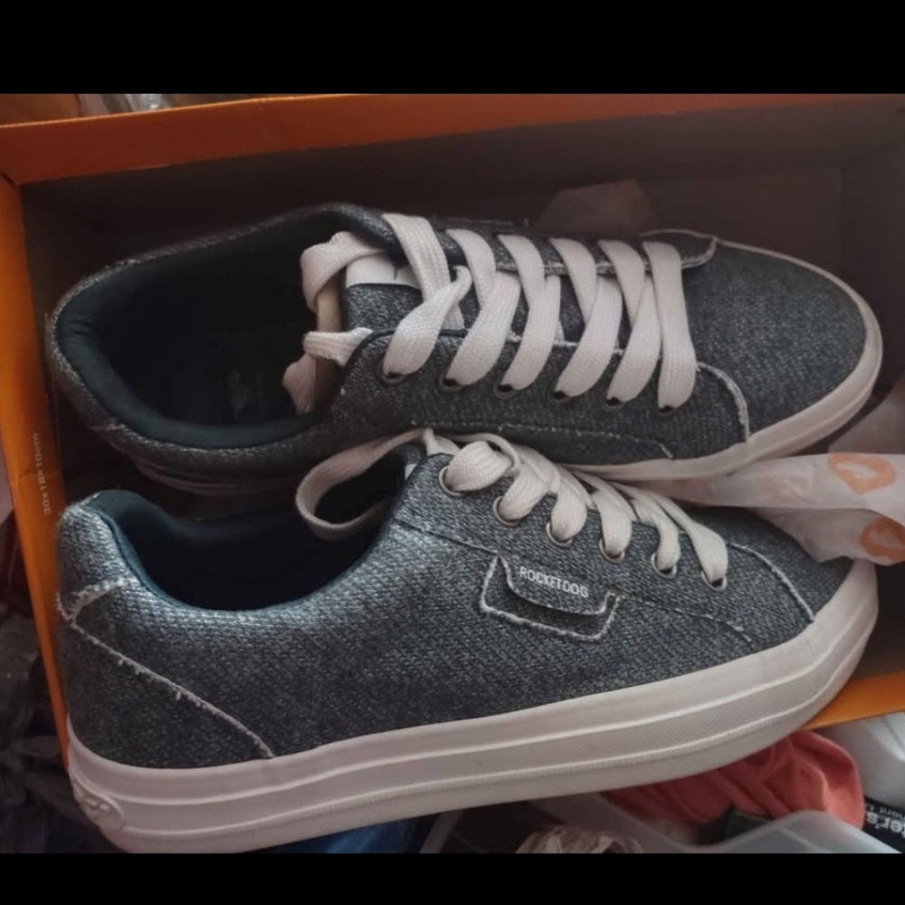 Women's Rocket Dog Sneakers Size 8.5
